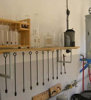 Ausstellungsstücke im historischen Eichamt Blaufelden