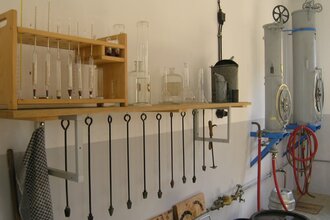 Ausstellungsstücke im historischen Eichamt Blaufelden