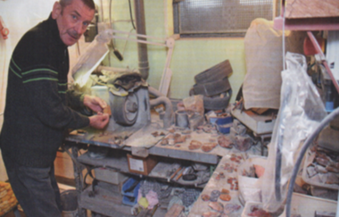 Feuersteinmuseum_Manfred Doberer legt an der Schleifmaschine Hand an