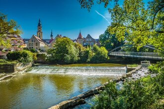 Zu sehen ist ein Fluss der durch eine Brücke führt