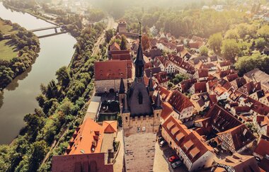 Luftbild von der Altstadt Bad Wimpfen. Links unterhalb ist der Neckar mit seinem Verlauf im Tal zu sehen. Zentrales Bildelement ist der "Blaue Turm" von oben".