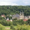 Die Klosteranlage mit Wiesen und Wald