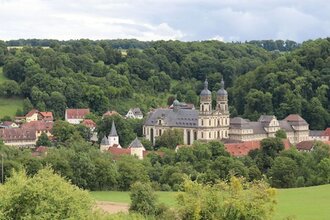 Die Klosteranlage mit Wiesen und Wald