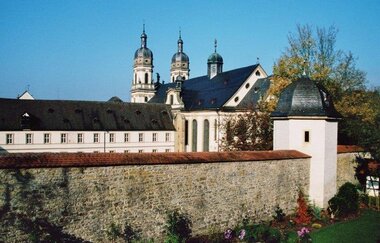 Das Kloster ist von einer Mauer umgeben