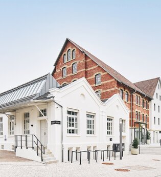 Außenansicht vom Museum Kocherwerk in Forchtenberg-Ernsbach mit Terasse