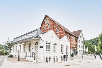 Außenansicht vom Museum Kocherwerk in Forchtenberg-Ernsbach mit Terasse