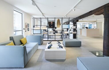 Gemütlicher Aufenthaltsbereich mit Couch in blauen Tönen