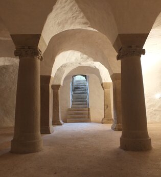 Hier ist den Krypta Unterregenbach zu sehen es ist so um Keller und mit vielen Säulen.