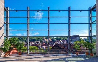 Blick von der Kunsthalle Würth in Schwäbisch Hall auf die Stadt durch eine große Glasfassade.