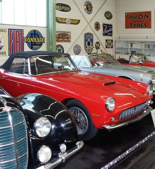 Historische PKW im Museum