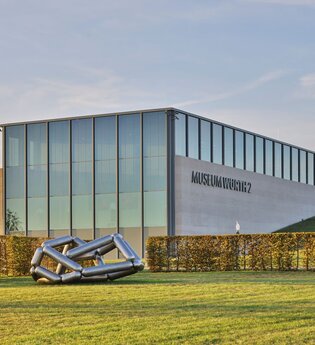 Außenansicht des Museumsgebäudes mit Skulpturen