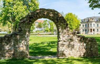 Neues Schloss und Ruinenmauer im Schlosspark
