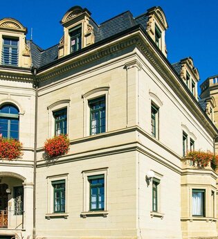Neues Schloss in Gaildorf bei sonnigem Wetter mit blauen Himmel.