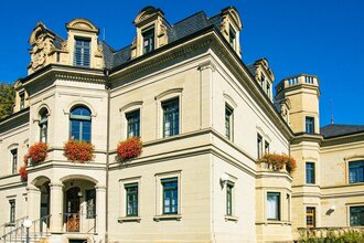 Neues Schloss in Gaildorf bei sonnigem Wetter mit blauen Himmel.