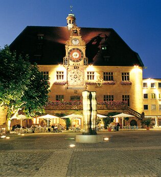 Historisches Rathaus bei Nacht