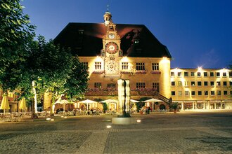Historisches Rathaus bei Nacht