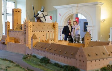 Ausstellung im Museum mit einem Modell der Burg Rehden.