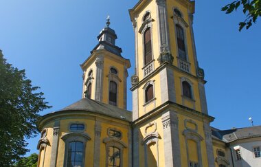 Die Schlosskirche von der Rückseite. Die beiden Kirchtürme ragen in die Luft