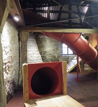 Blick in die Röttinger Spielscheune. Dies ist ein Indoor-Spielplatz.