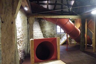 Blick in die Röttinger Spielscheune. Dies ist ein Indoor-Spielplatz.