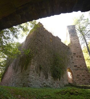 Die Ruine Stolzeneck liegt auf der Neckarsteigetappe Eberbach-Neunkirchen