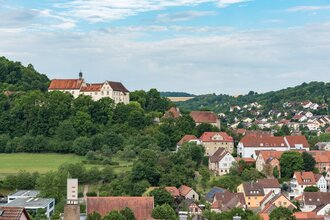 Blick auf das Schloss Haltenbergstetten und die Stadt Niederstetten.