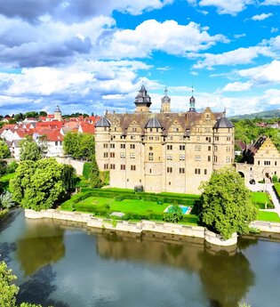 Das Schloss ist von einem Wassersee umgeben