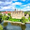 Das Schloss ist von einem Wassersee umgeben