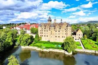 Das Schloss ist von einem Wassersee umgeben