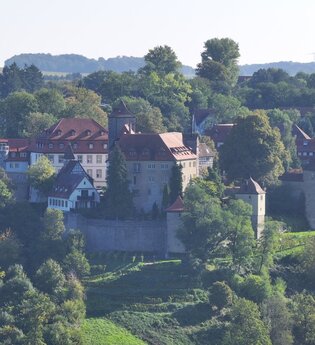 Luftaufnahme von den mächtigen Burgmauern und Türmen vom Schloss Stetten bei Kocherstetten