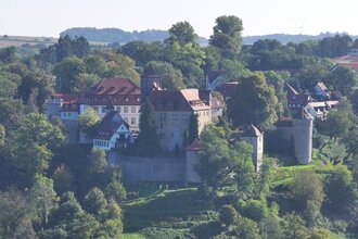 Luftaufnahme von den mächtigen Burgmauern und Türmen vom Schloss Stetten bei Kocherstetten