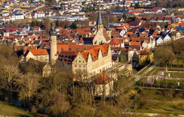 Blick vom Hügel auf das Schloss und die Stadt Weikersheim herunter.