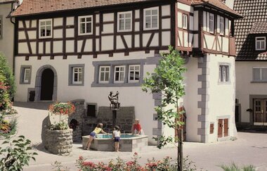 Fachwerkfassade mit Brunnen, in dem sich das Museum befindet