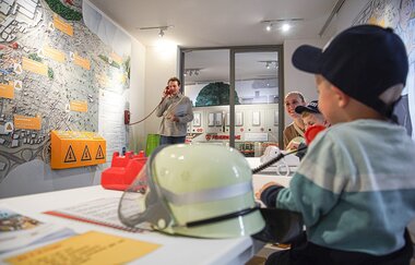 Kinder am interaktiven Stadtplan der Blaulichtausstellung