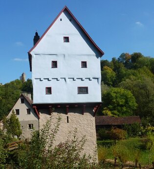Blick auf das Topplerschlösschen in Rothenburg o.d.T. Ein kleines Häuschen steht auf einem alten Turm als Sockel.