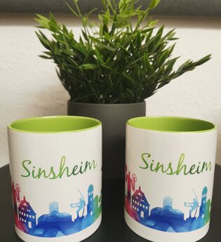 Zwei Tassen mit Sinsheim-Skyline und grünem Schriftzug