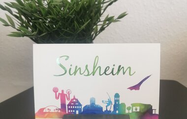Postkarte  mit Sinsheim-Skyline und grünem Schriftzug