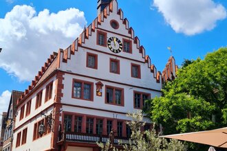Altes Rathaus am Marktplatz mit Glockenturm und Bäumen