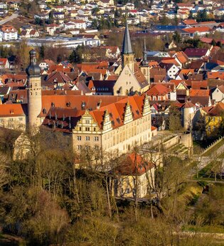Blick vom Hügel auf das Schloss und die Stadt Weikersheim herunter.