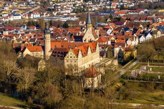 Blick vom Hügel auf das Schloss und die Stadt Weikersheim herunter.
