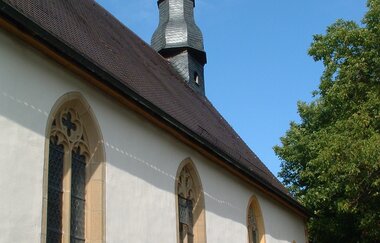 Die Kapelle steht neben einem Baum