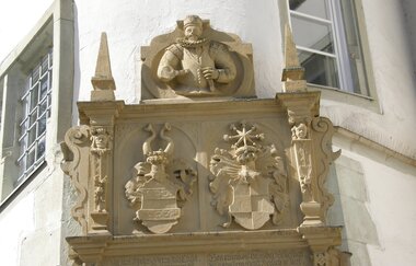 Familienwappen am Eingangsportal