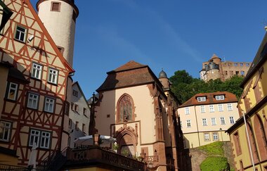 Altstadtansicht von Wertheim mit Burg im Hintergrund bei wunderschönem blauen Himmel.