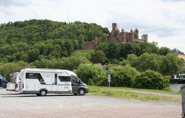 Wohnmobilstellplatz in Kreuzwertheim am Main mit Blick auf die Wertheimer Burg und den Main