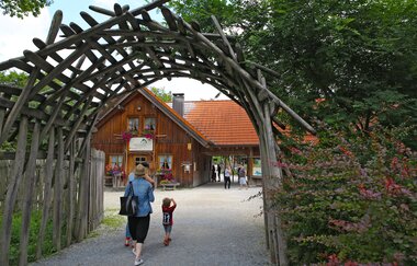 Ein Holzbogen führt in Richtung des Eingangs vom Wildpark.