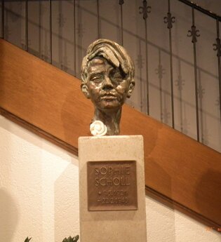 Büste von Sophie Scholl im Rathaus Forchtenberg