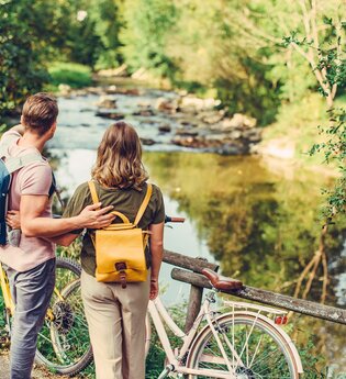 Etappe 1 Radfahrer schauen auf den Kocher bei Abtsgmünd