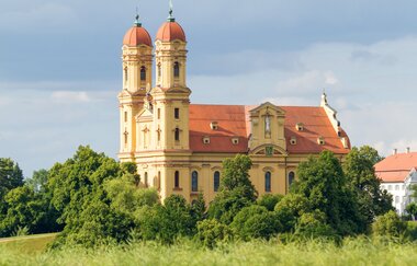 Barocke Wallfahrtskirche Schönenberg in Ellwangen , umgeben von Bäumen.