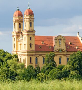 Barocke Wallfahrtskirche Schönenberg in Ellwangen , umgeben von Bäumen.