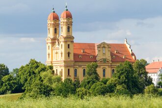 Barocke Wallfahrtskirche Schönenberg in Ellwangen , umgeben von Bäumen.